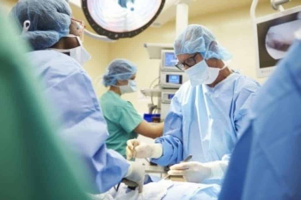 Chirurgický tým pracující na operačním sále