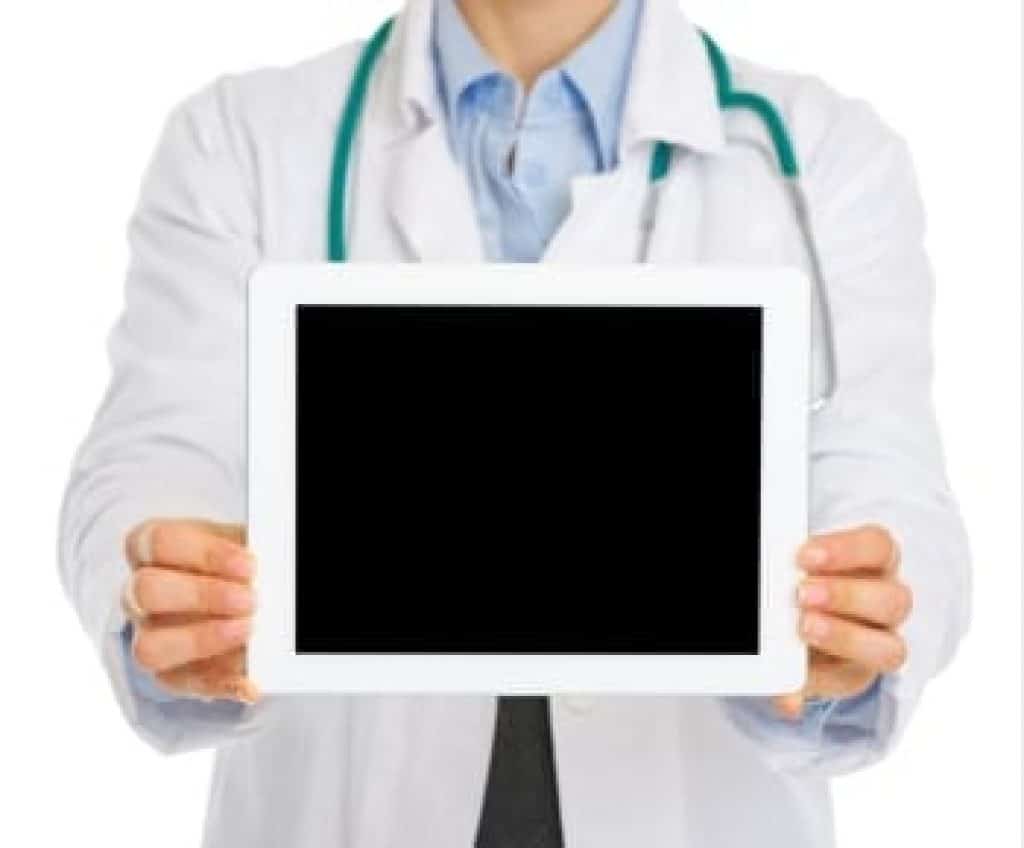 Detailní záběr na zdravotnického pracovníka držícího tablet s prázdnou obrazovkou