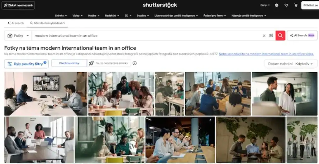 Fotografie týmů v kanceláři ze Shutterstocku
